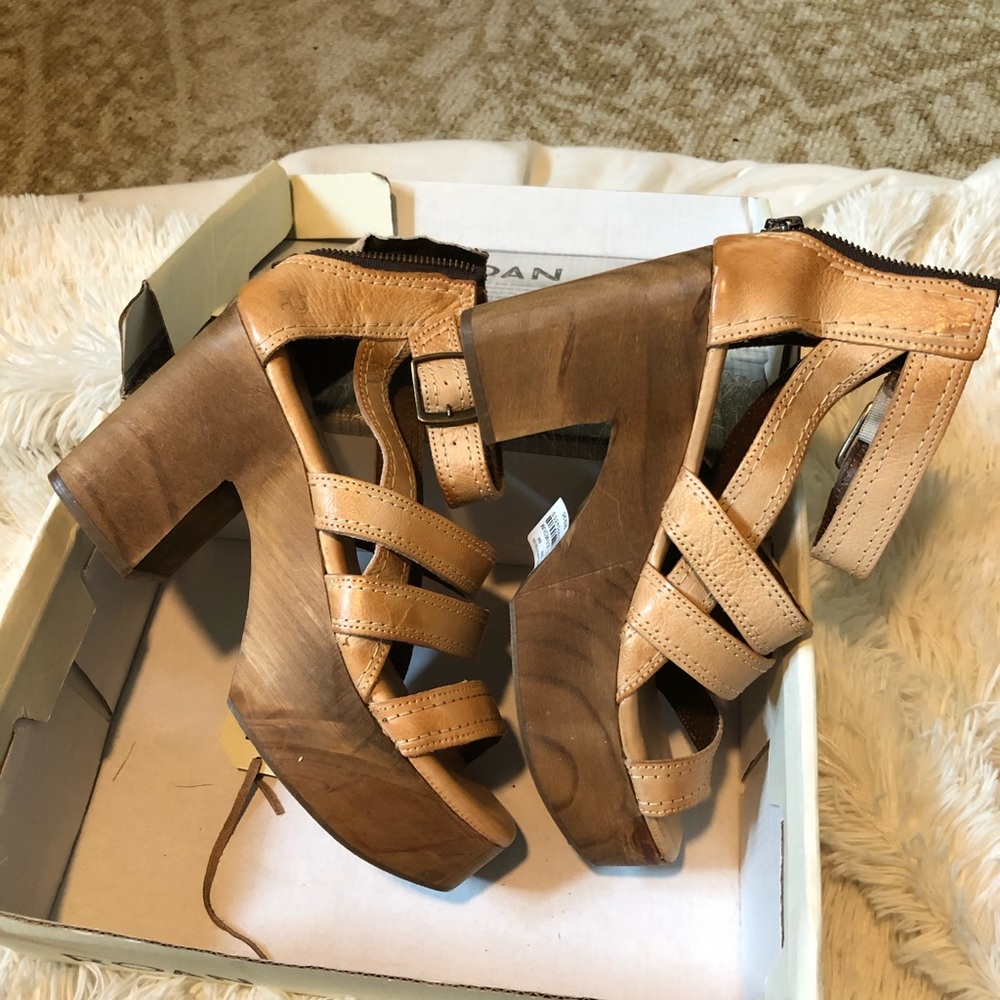 Roan Sanders new in box from Buckel size 8 med beautiful sandals dress up or dow